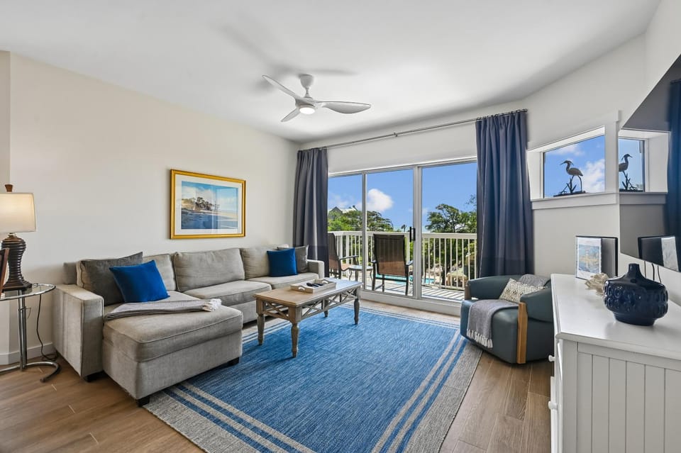 Day, Balcony/Terrace, Living room, Seating area, furniture