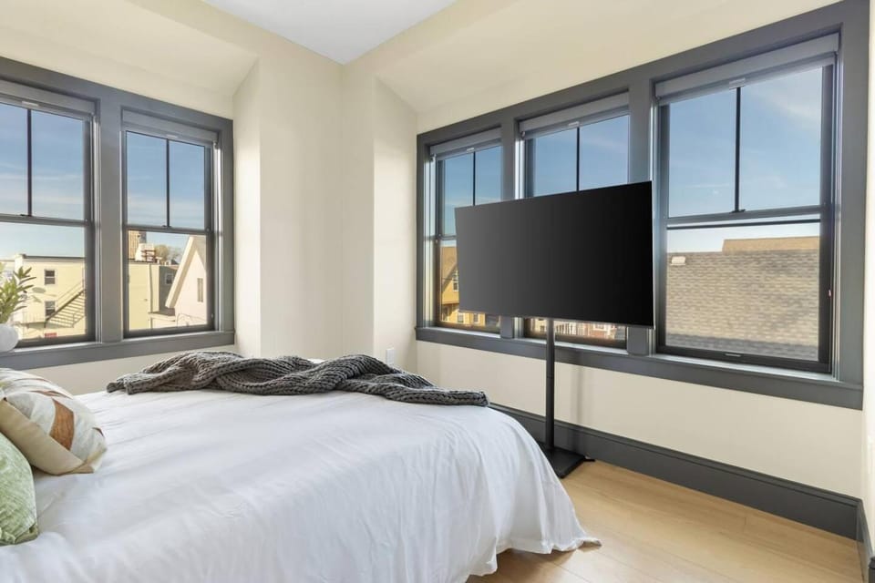 Bed, TV and multimedia, Photo of the whole room, Bedroom
