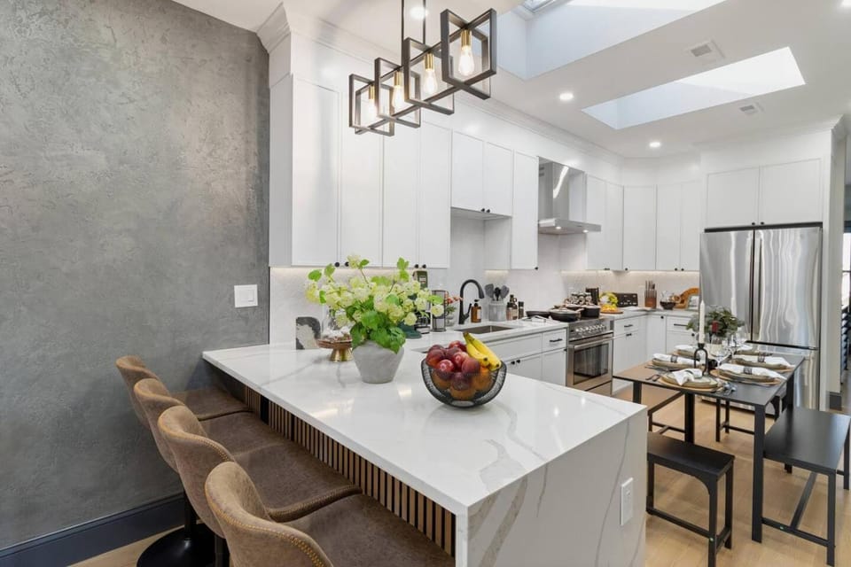 Kitchen or kitchenette, Dining area, stove