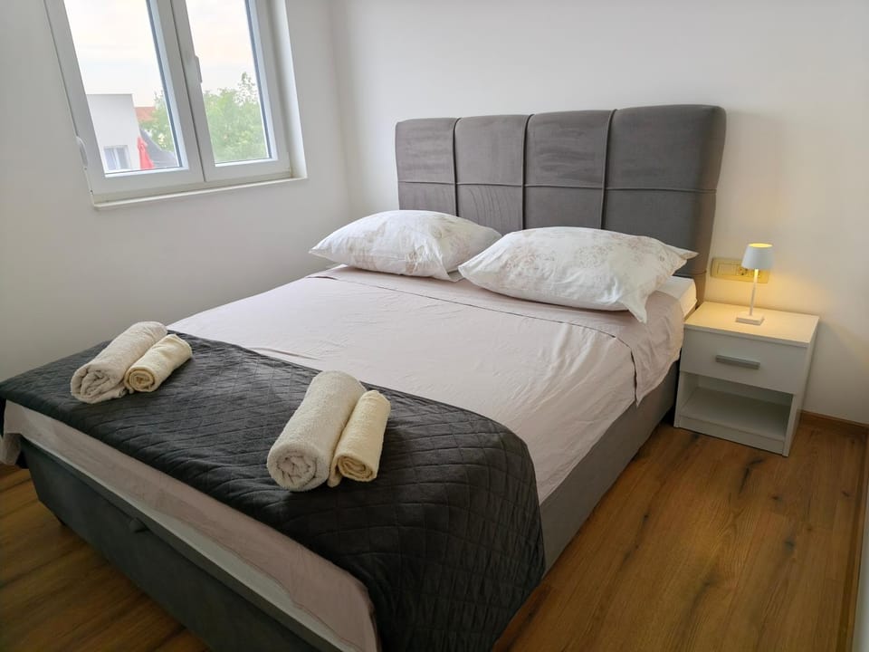Bed, Bedroom, towels