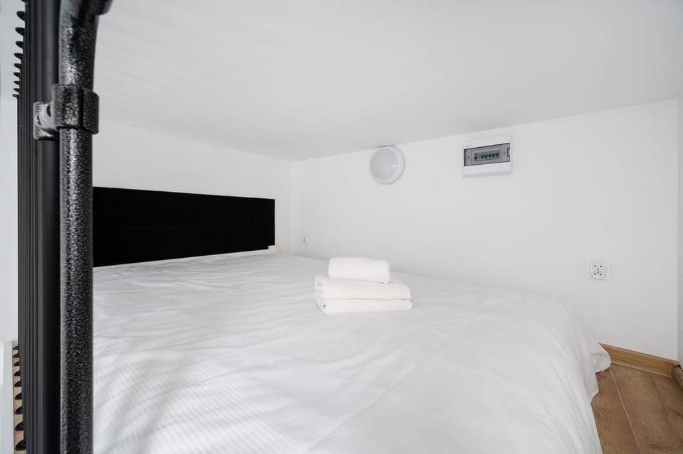 Bedroom, towels