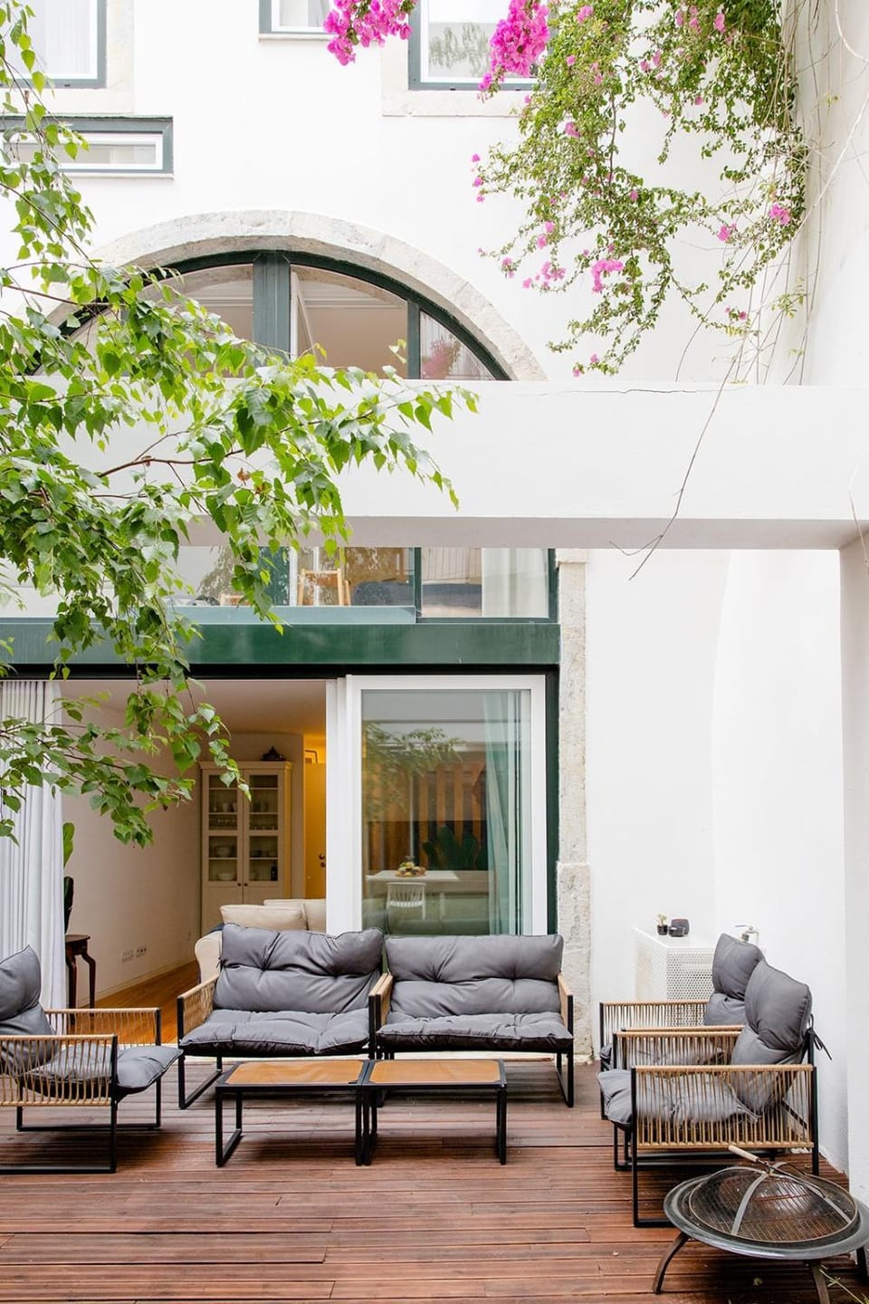 São Bento Patio w AC Apartment in Lisbon