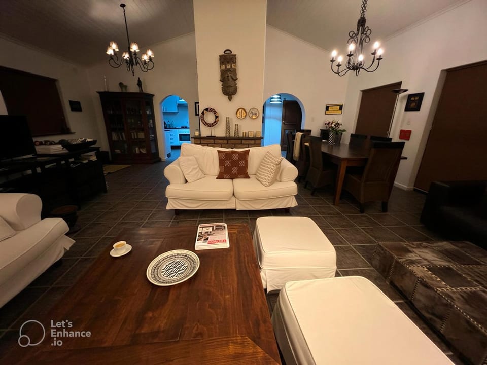 Living room, Seating area, Dining area, fireplace