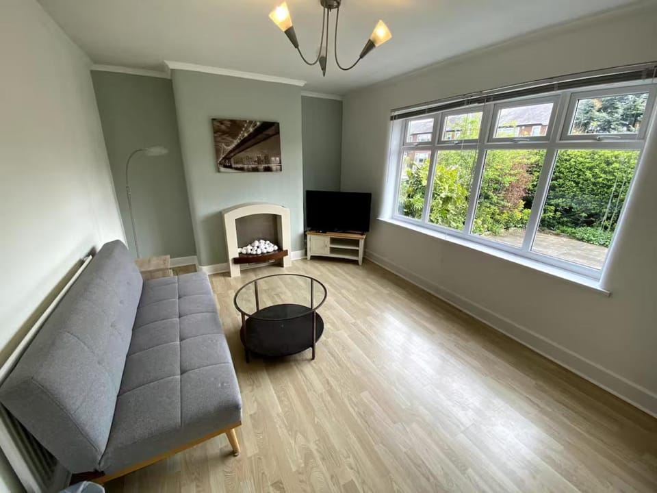 Cozy 3-bedroom residential with parking House in Warrington