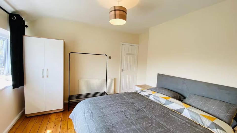 Cozy 3-bedroom residential with parking House in Warrington