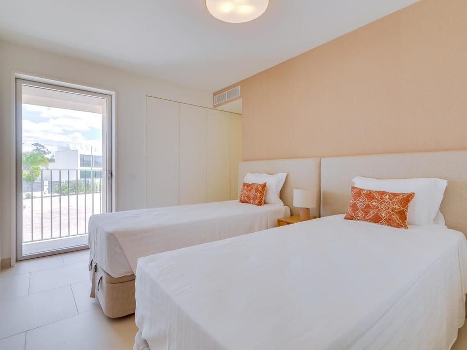 Bed, Photo of the whole room, Bedroom, internet, air conditioner