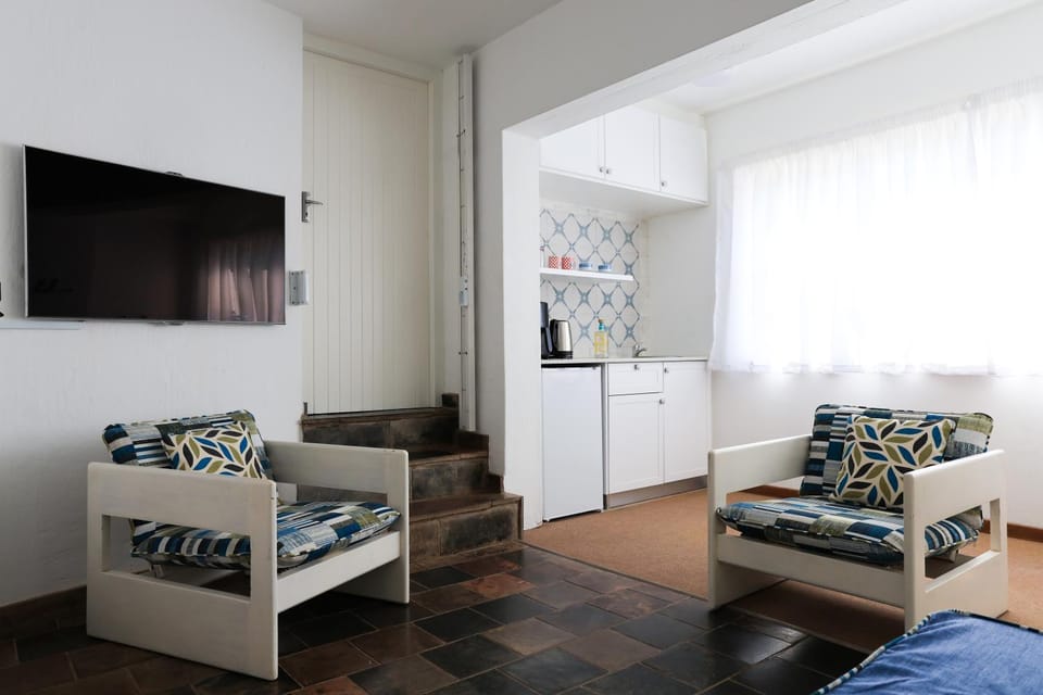 TV and multimedia, Kitchen or kitchenette, Seating area