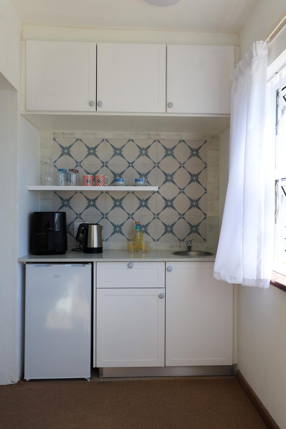Kitchen or kitchenette, oven, toaster