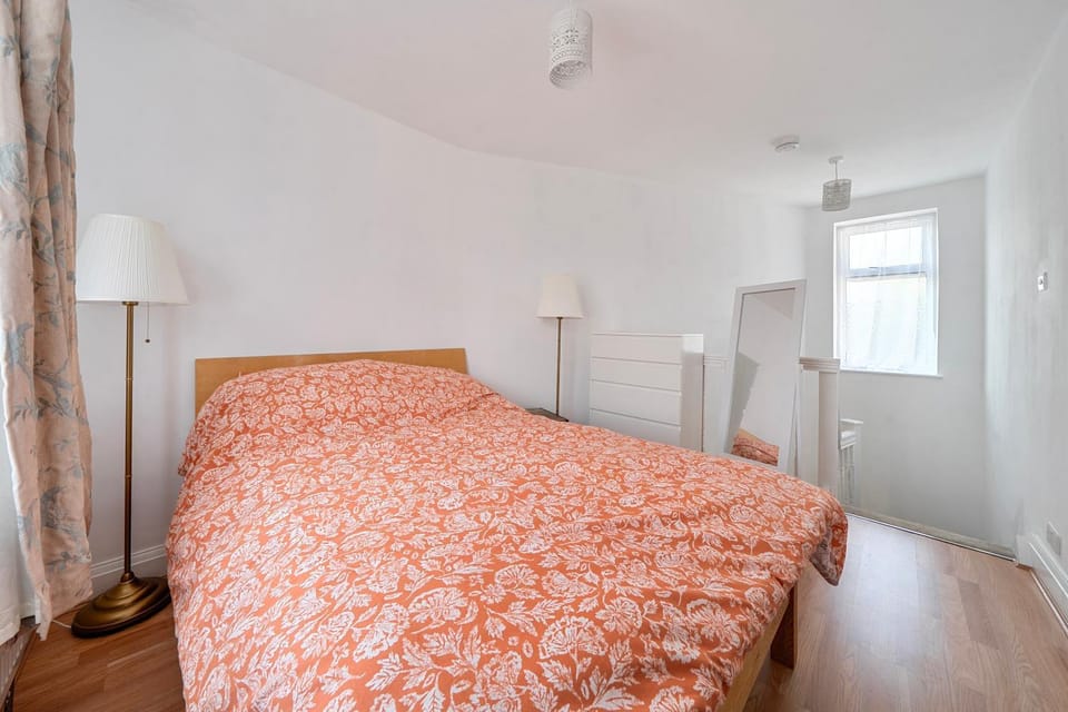 Hounslow Hideaway Cottage House in Isleworth