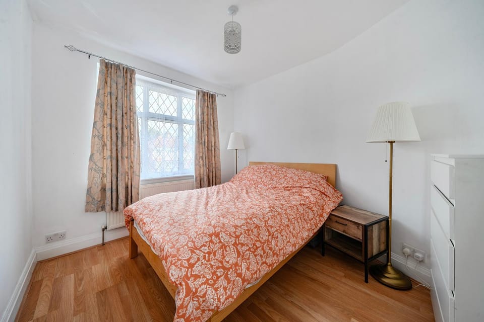 Hounslow Hideaway Cottage House in Isleworth