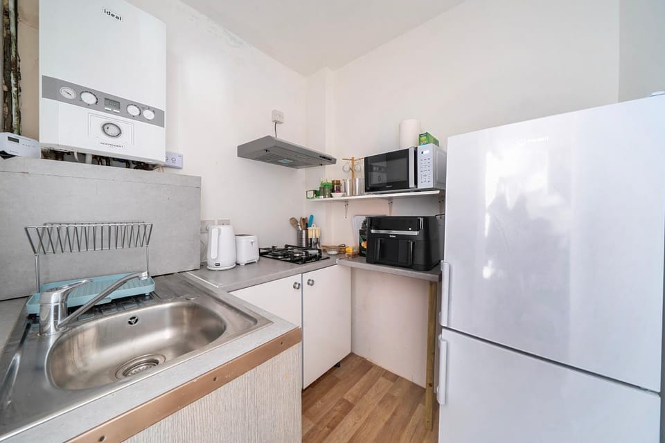 Hounslow Hideaway Cottage House in Isleworth