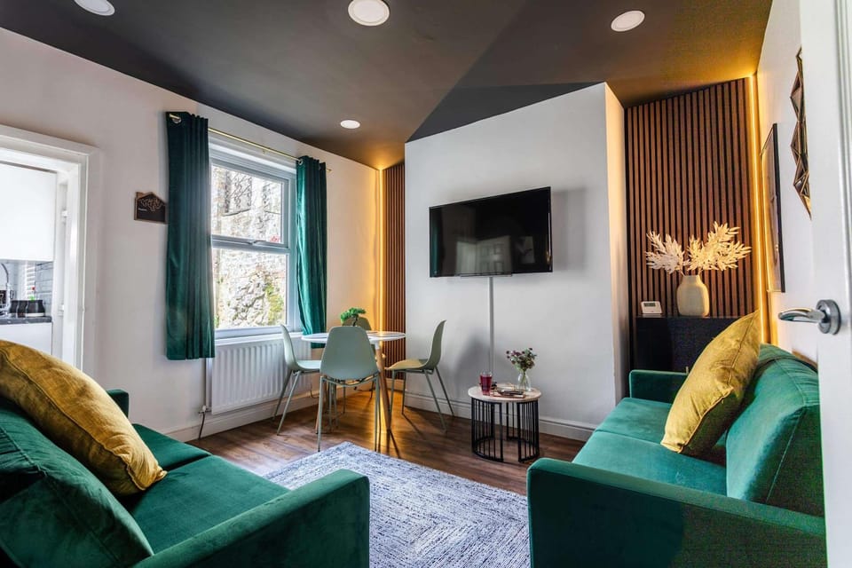 Spacious 4BR Home Sleeps 8 Preston House in Preston