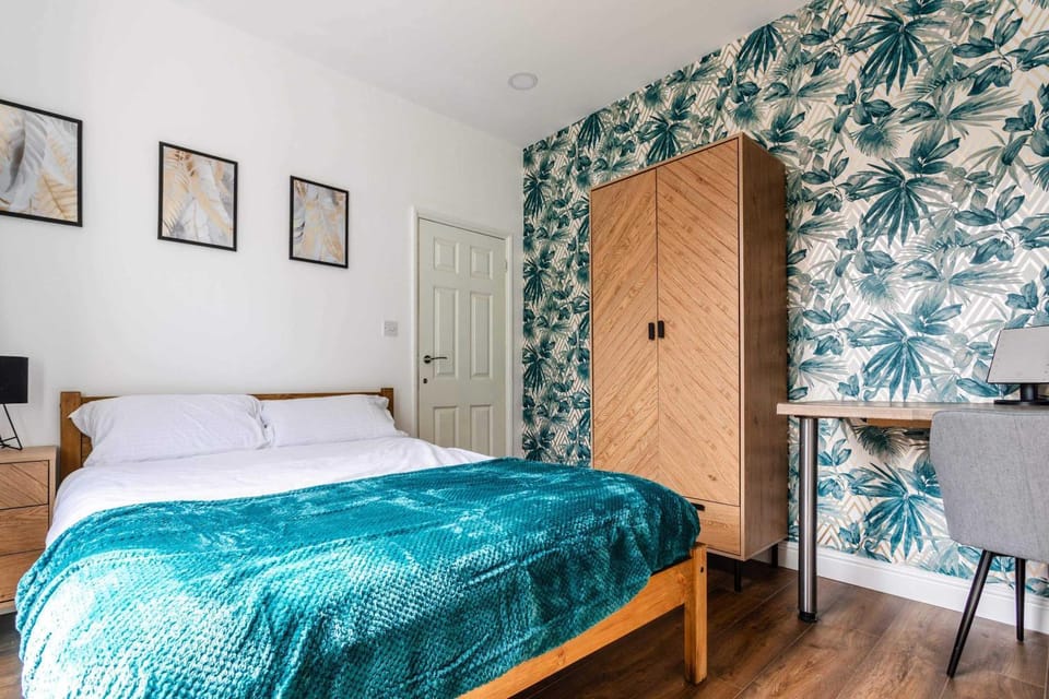 Spacious 4BR Home Sleeps 8 Preston House in Preston