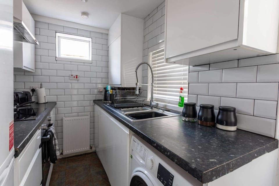 Spacious 4BR Home Sleeps 8 Preston House in Preston