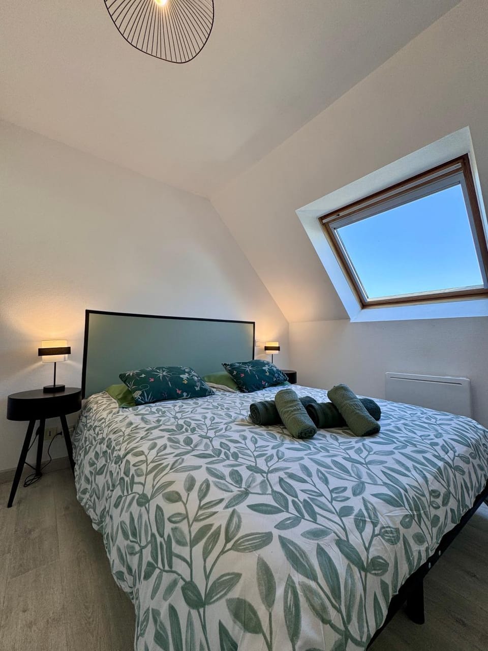 Bed, Photo of the whole room, Bedroom, towels