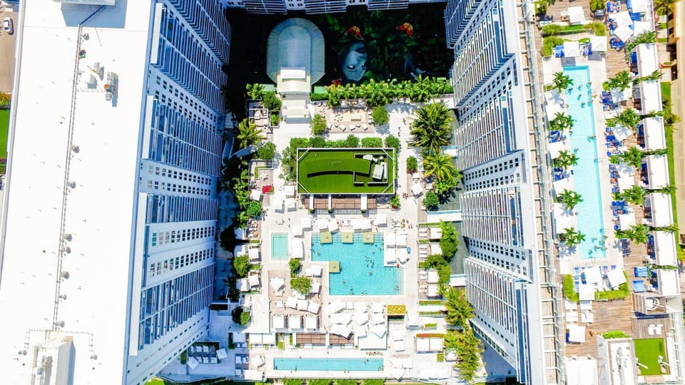 Amazing View 1 Hotel Corner Unit 1BR 1BA w Balcony Hotel in South Beach Miami