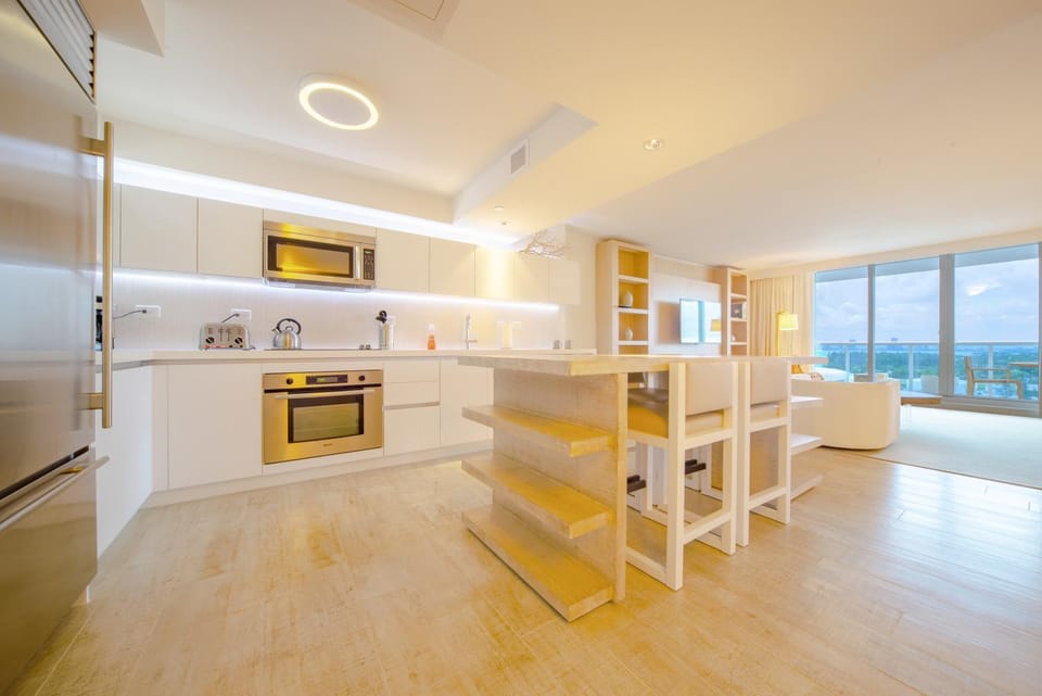 Amazing View 1 Hotel Corner Unit 1BR 1BA w Balcony Hotel in South Beach Miami