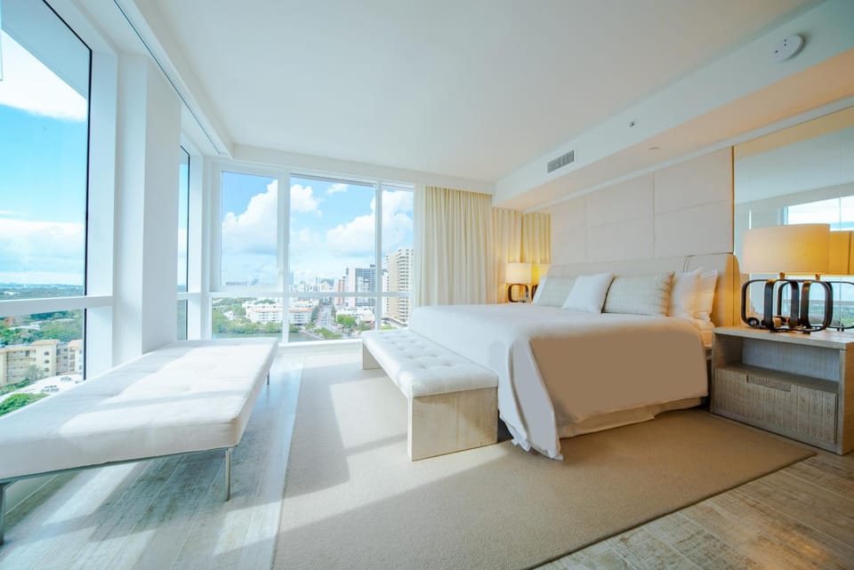Amazing View 1 Hotel Corner Unit 1BR 1BA w Balcony Hotel in South Beach Miami