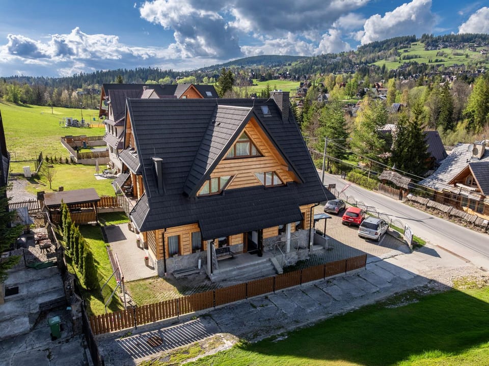 Property building, Spring, Day, Neighbourhood, Natural landscape, Bird's eye view, Mountain view, Street view, Location, Parking