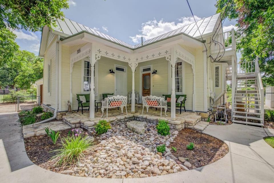 Property building, Facade/entrance, Day, Garden