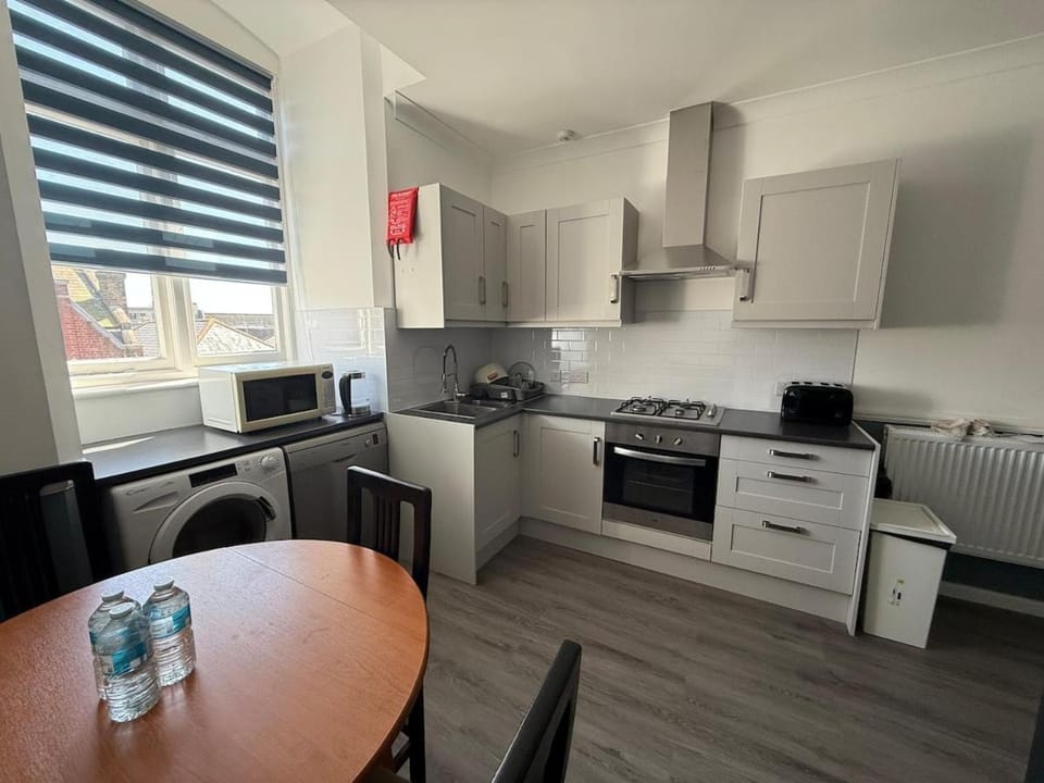 Newly refurbished 3BR - Bournemouth High Street - Beach 8 min walk Apartment in Bournemouth