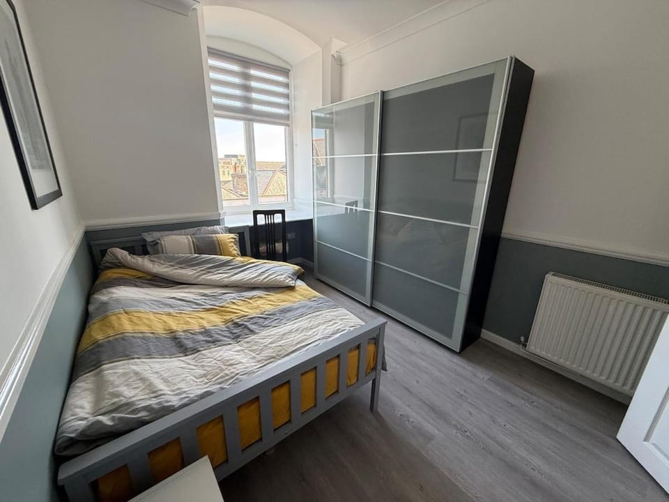 Newly refurbished 3BR - Bournemouth High Street - Beach 8 min walk Apartment in Bournemouth