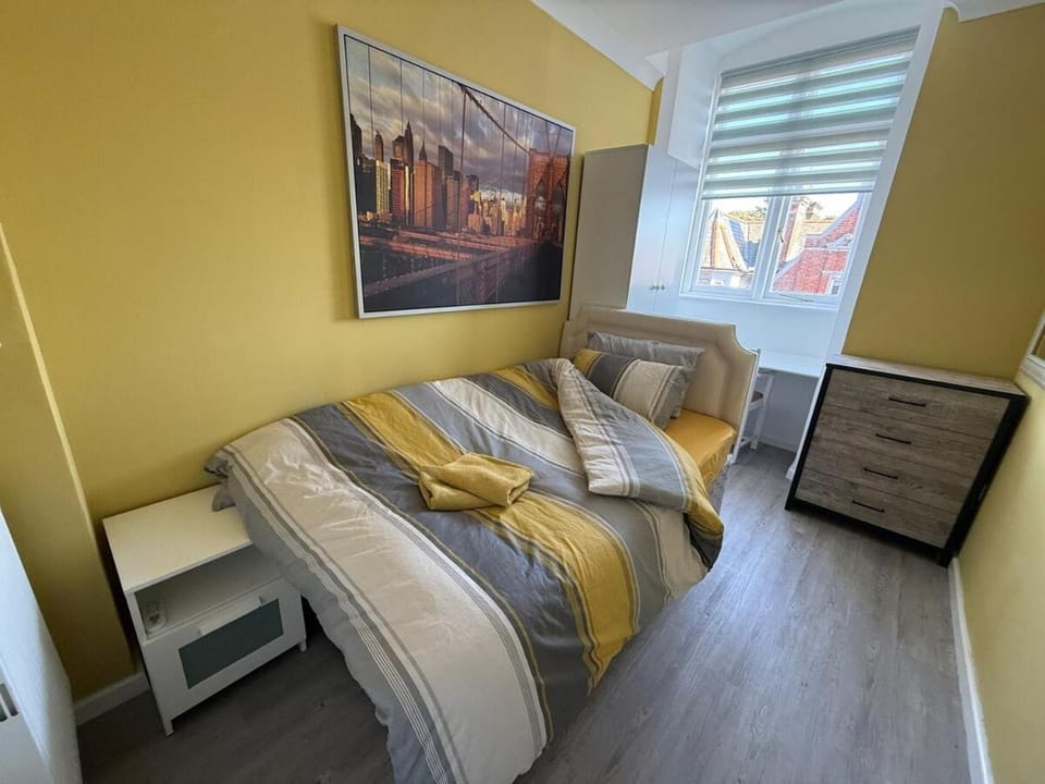 Newly refurbished 3BR - Bournemouth High Street - Beach 8 min walk Apartment in Bournemouth