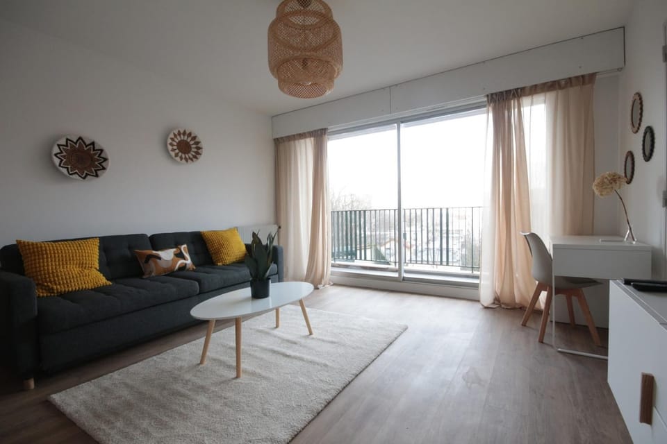 1 Room & Balcony - Buttes-Chaumont / Belleville Apartment in Paris
