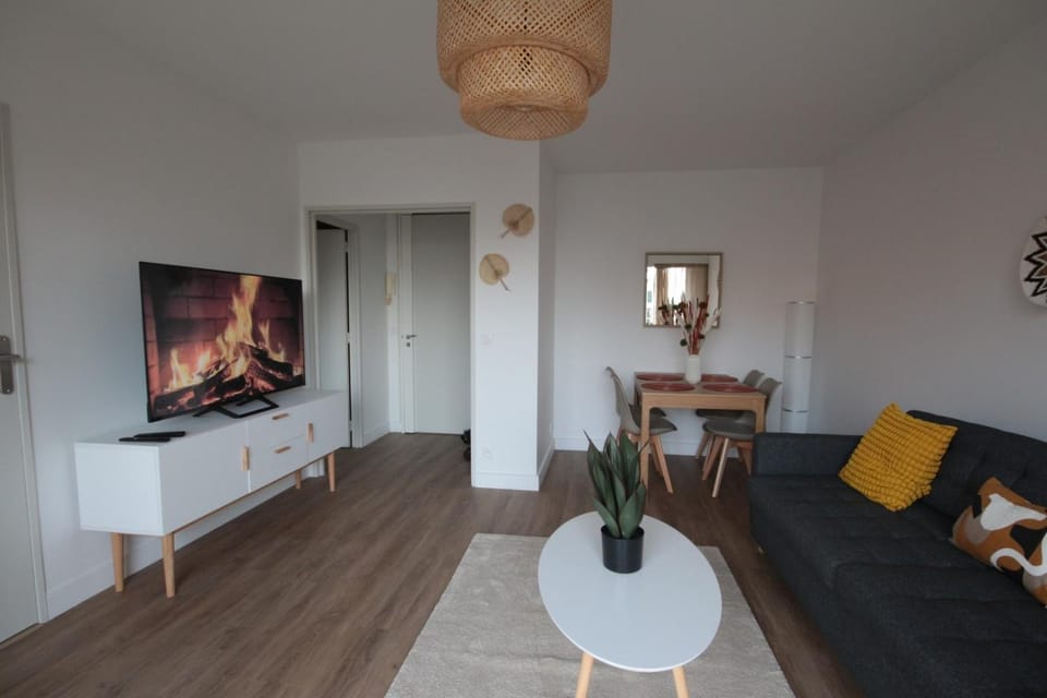1 Room & Balcony - Buttes-Chaumont / Belleville Apartment in Paris