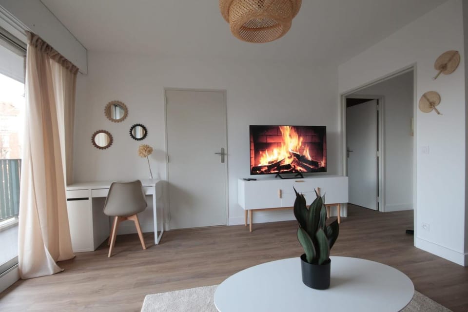 1 Room & Balcony - Buttes-Chaumont / Belleville Apartment in Paris