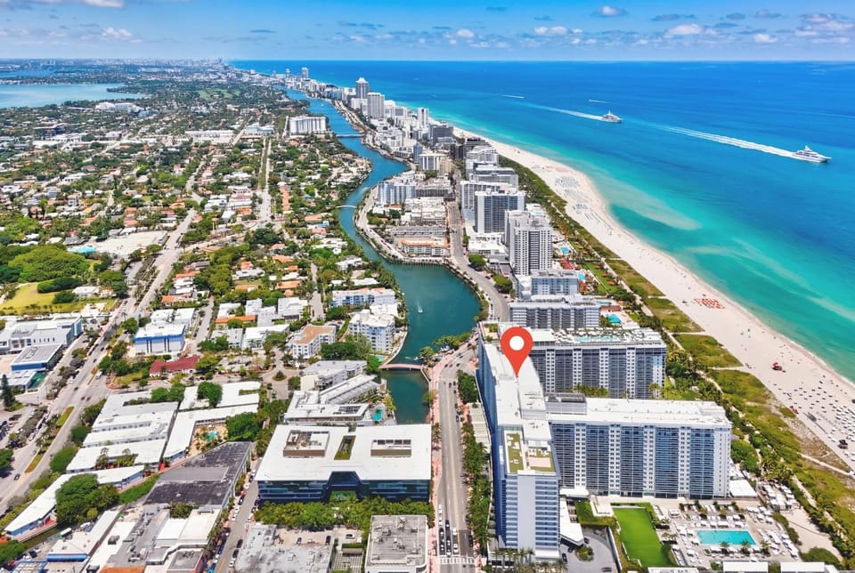 Amazing View 1 Hotel Corner Unit 2BR 2BA w Balcony Hotel in South Beach Miami