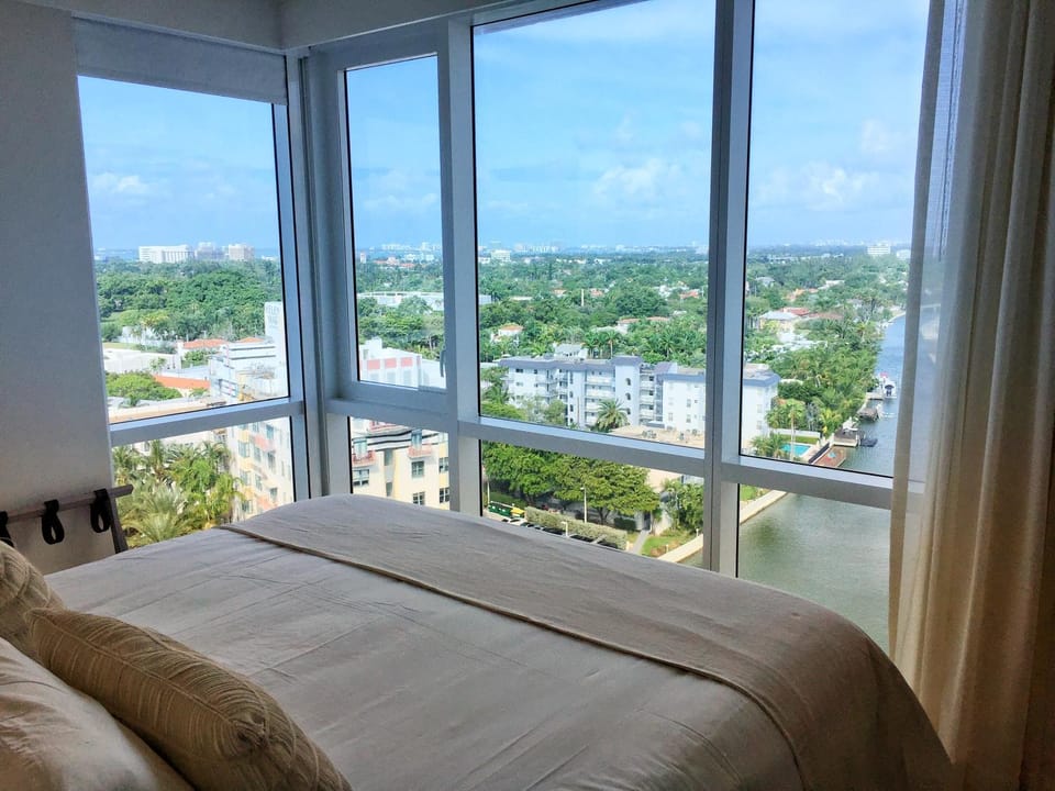 Amazing View 1 Hotel Corner Unit 2BR 2BA w Balcony Hotel in South Beach Miami