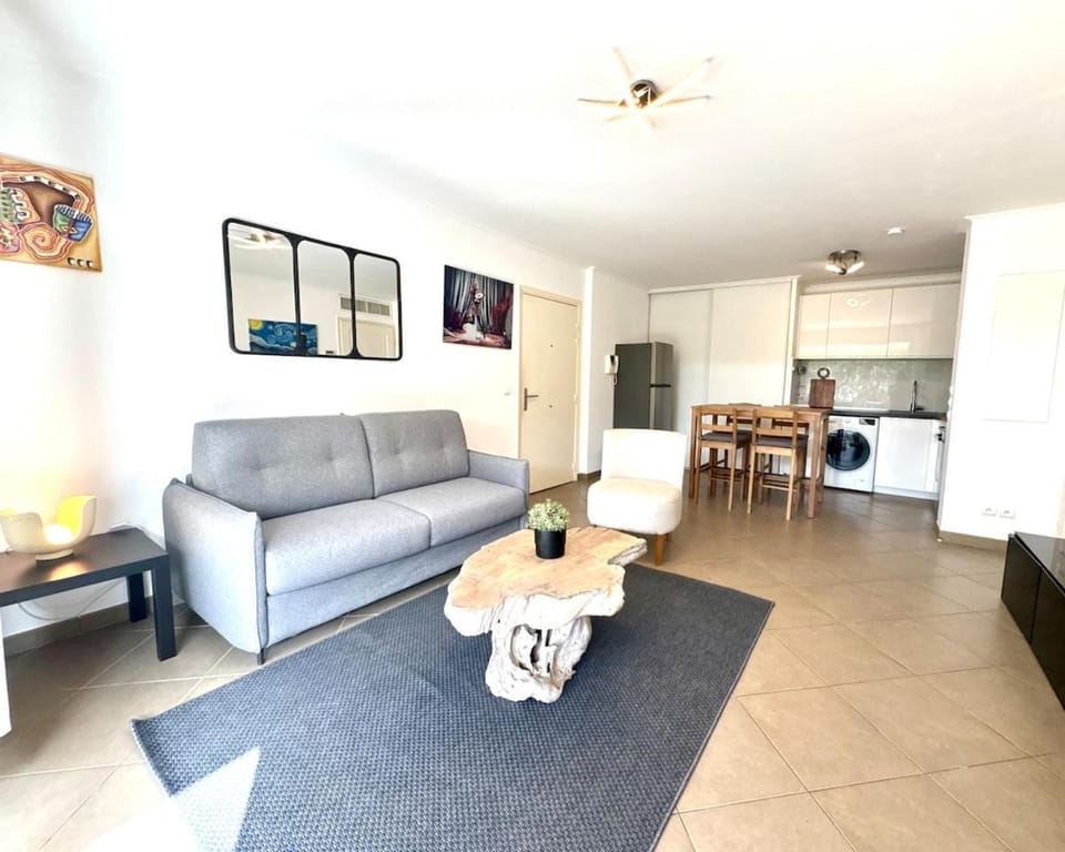 Élégant T2 en rez-de-jardin - Piscine - Parking Apartment in Antibes