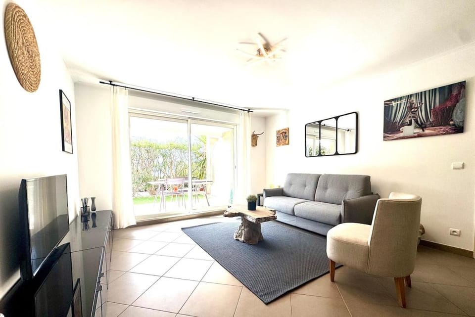 Élégant T2 en rez-de-jardin - Piscine - Parking Apartment in Antibes