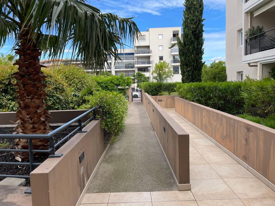 Bel appartement entier avec garage Apartment in Fréjus