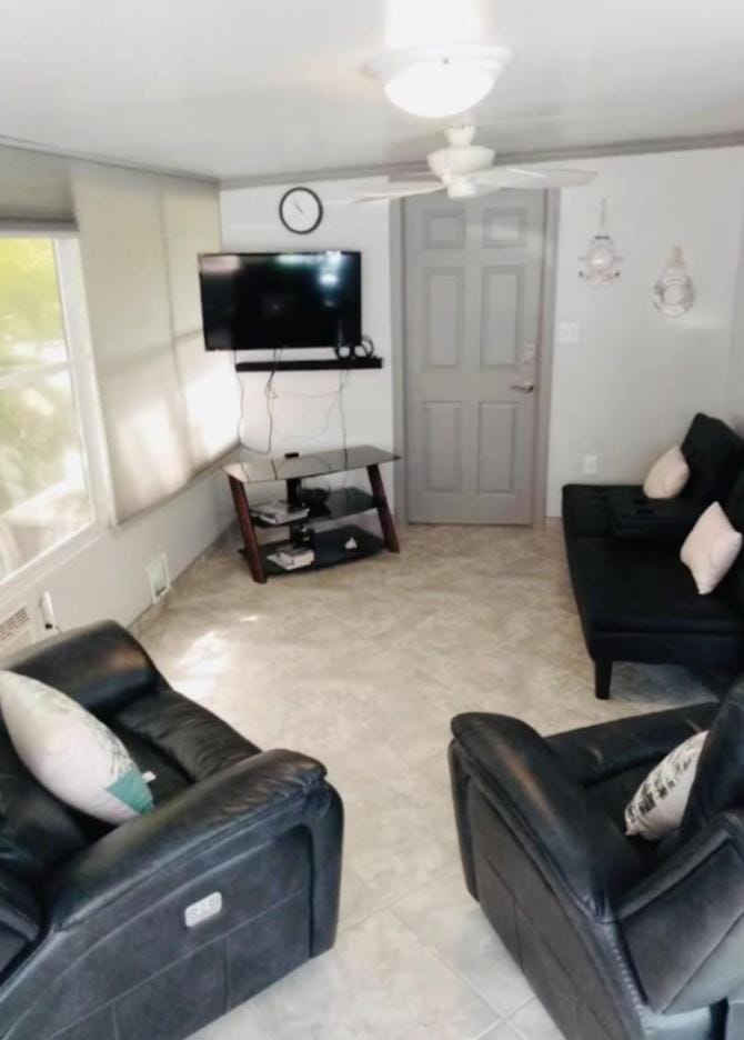 Beachside Retreat with Pool, Boat Ramp Dock for Rent Campground/ 
RV Resort in Key Largo