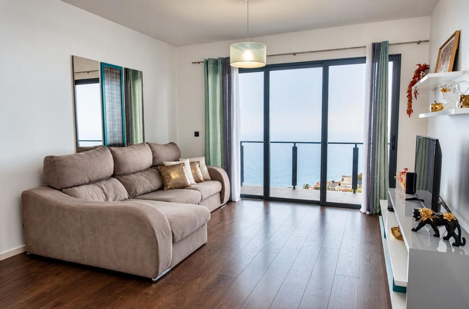 TV and multimedia, View (from property/room), Balcony/Terrace, Living room, Sea view