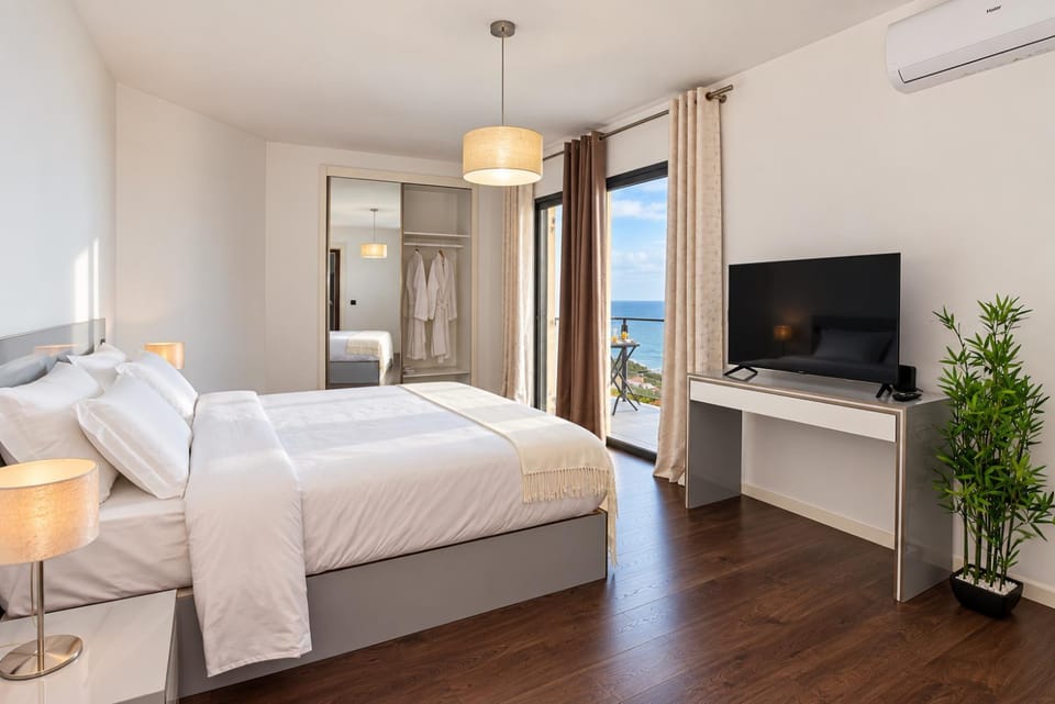 Bed, TV and multimedia, Decorative detail, Bedroom, air conditioner
