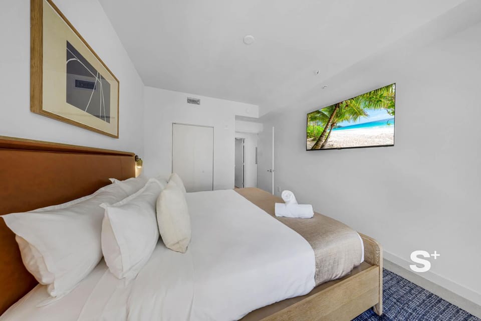 Bed, TV and multimedia, Photo of the whole room, Bedroom, towels