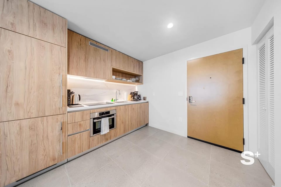 Kitchen or kitchenette, oven