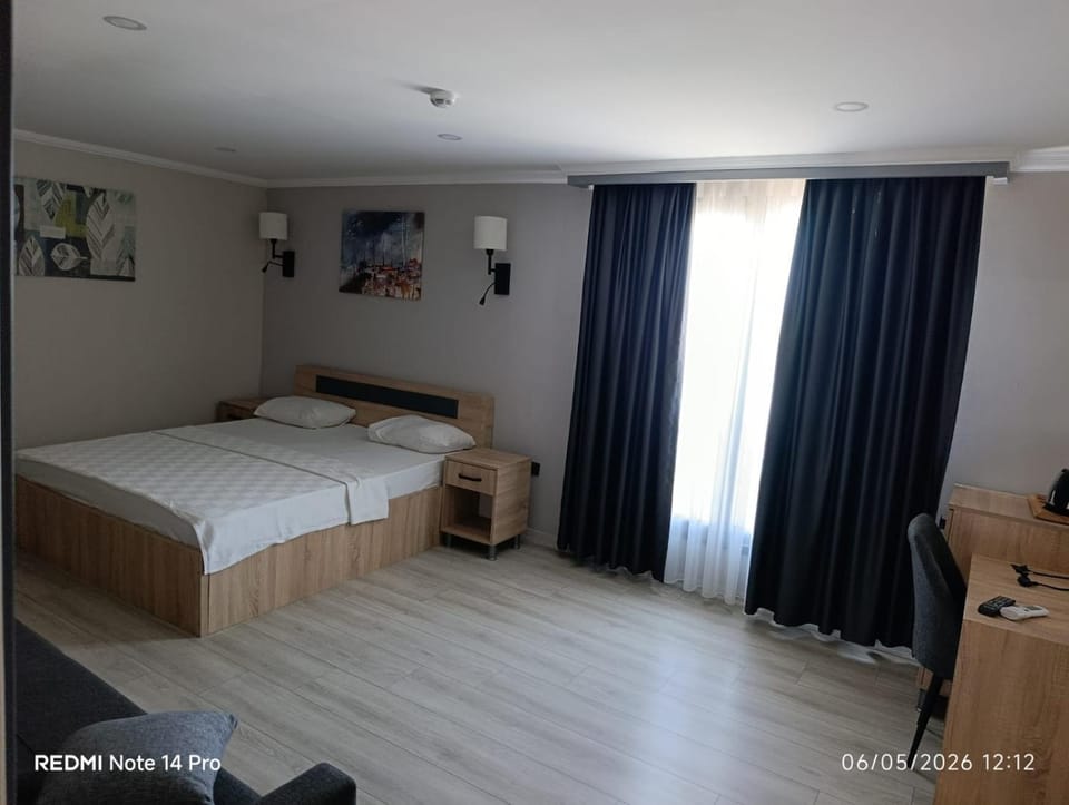 Bed, TV and multimedia, Photo of the whole room, Bedroom, minibar, air conditioner