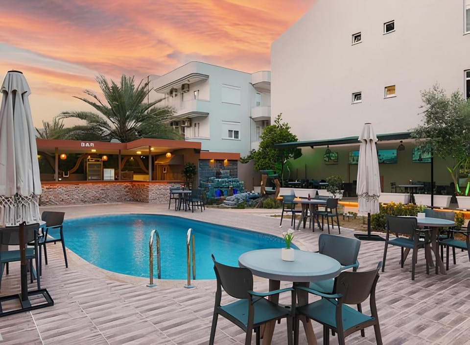 Property building, Patio, Restaurant/places to eat, Day, Banquet/Function facilities, Pool view, Swimming pool, Breakfast, sunbed