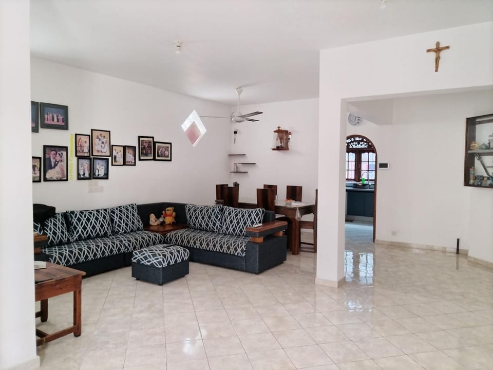 Seating area, Dining area, Family