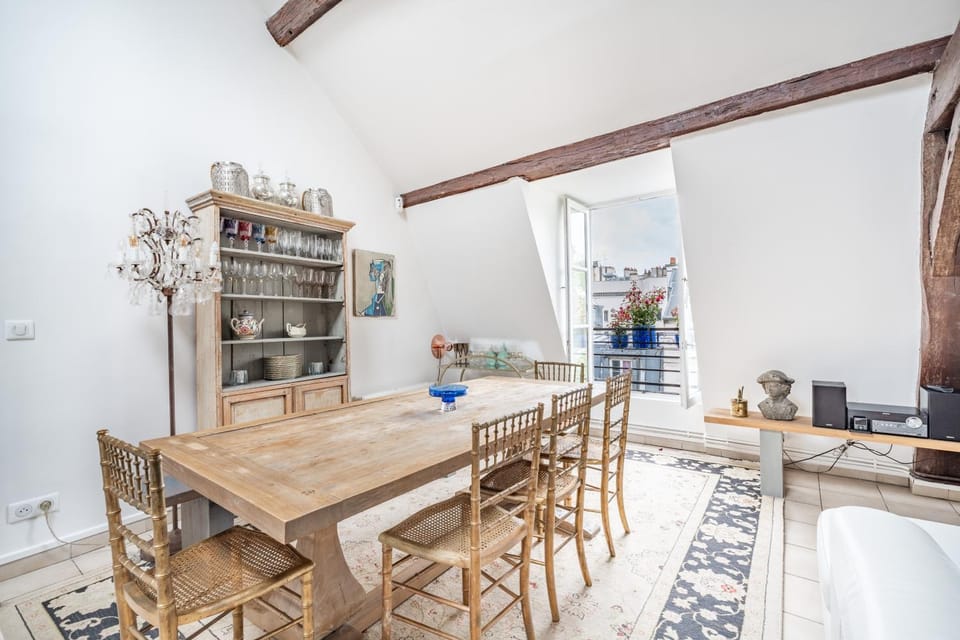 Saint-Germain 110 m2 Parisien, Poutres Piano Apartment in Paris