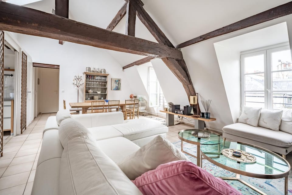 Saint-Germain 110 m2 Parisien, Poutres Piano Apartment in Paris