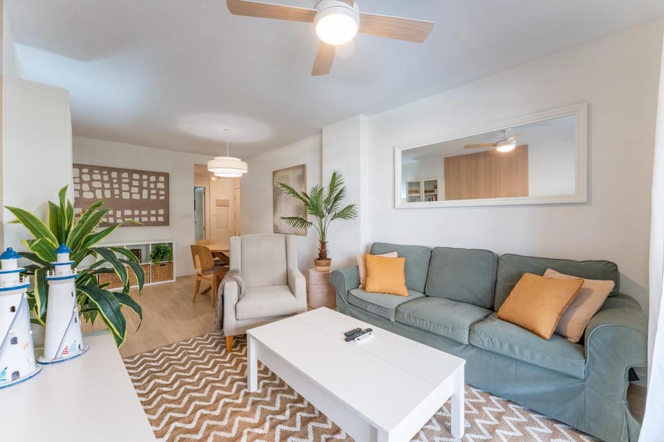 TV and multimedia, Living room, Seating area, Dining area, air conditioner