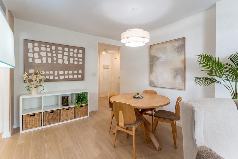 TV and multimedia, Living room, Seating area, Dining area, air conditioner