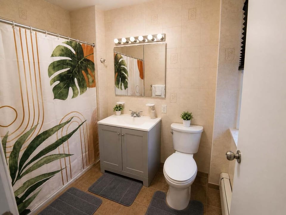 Private Room w Ensuite Bath Easy NYC Access Apartment in Secaucus