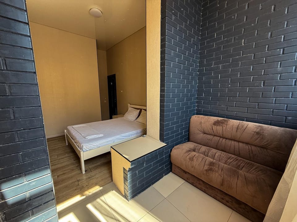 Bed, Living room, Photo of the whole room, Seating area, Bedroom