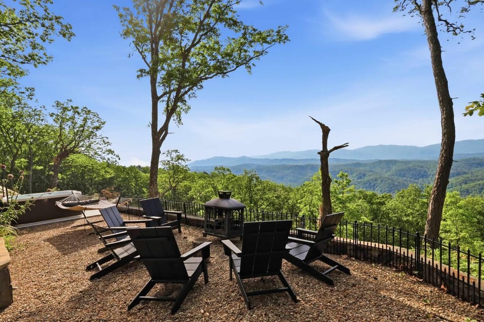 The Gorgeous Views of the Smokies Family House in Great Smoky Mountains